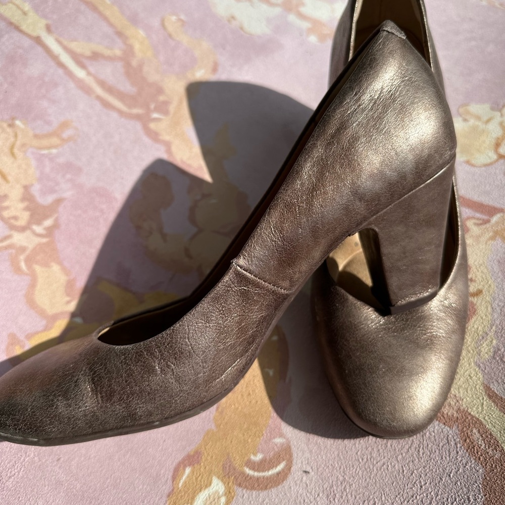 Size 10 (fit more like a 9) Sofft goldish pewter